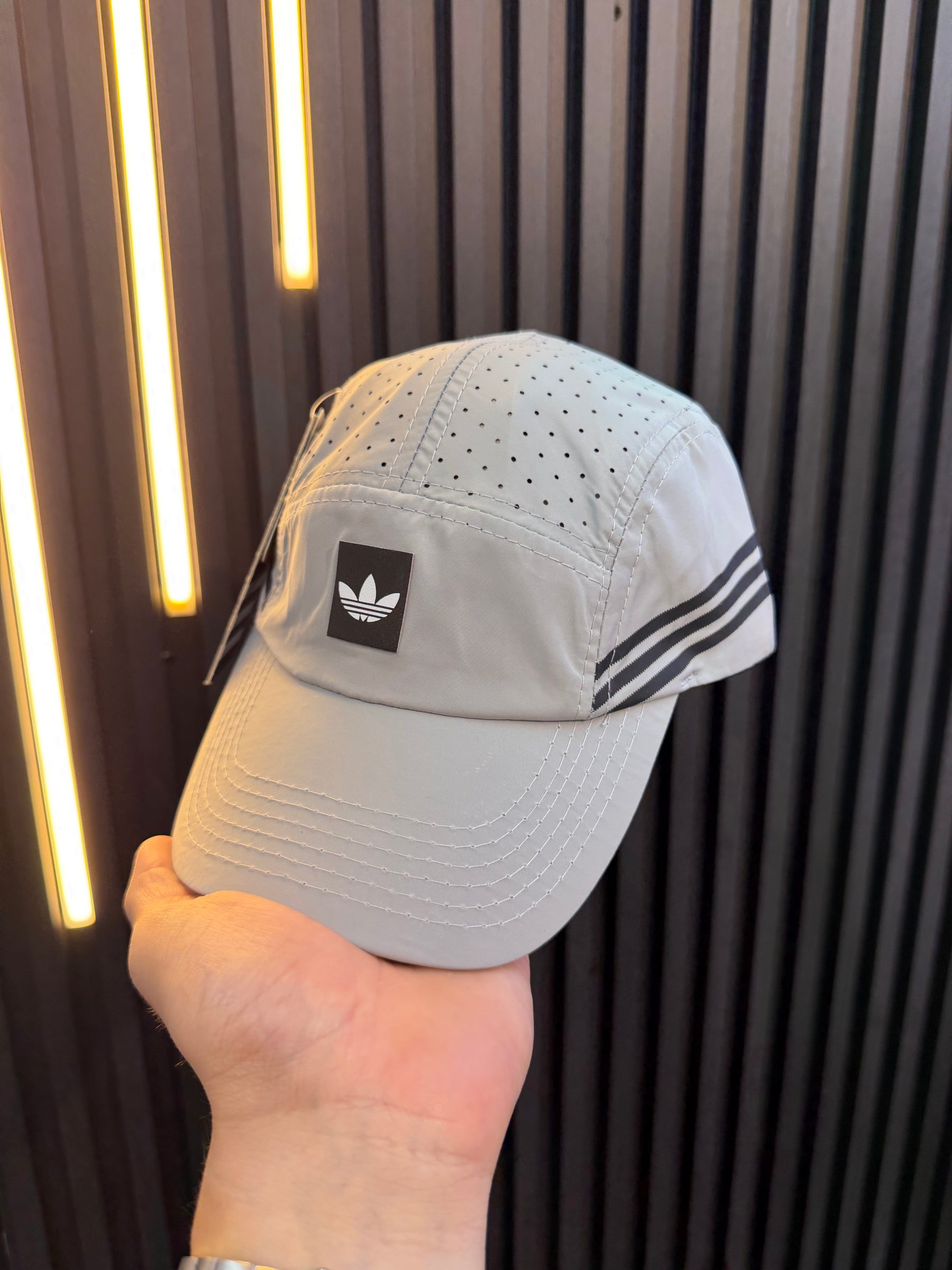 Boné Adidas - Cinza