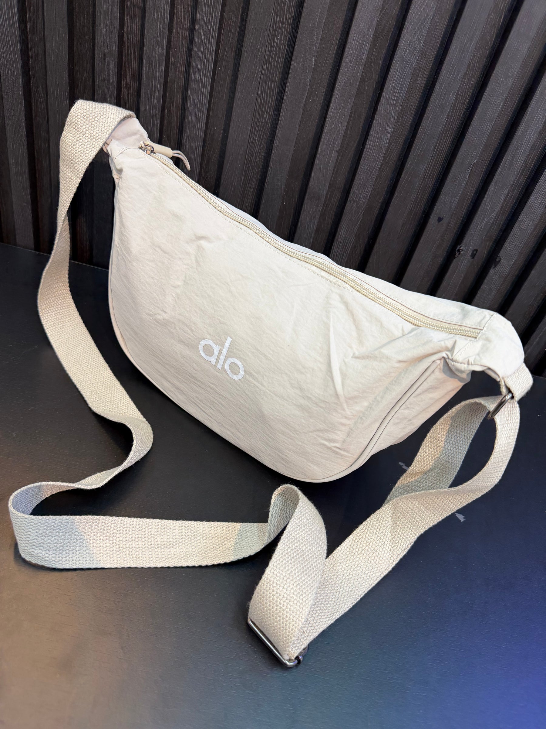 Bolsa Transversal Alo Crescente - Creme
