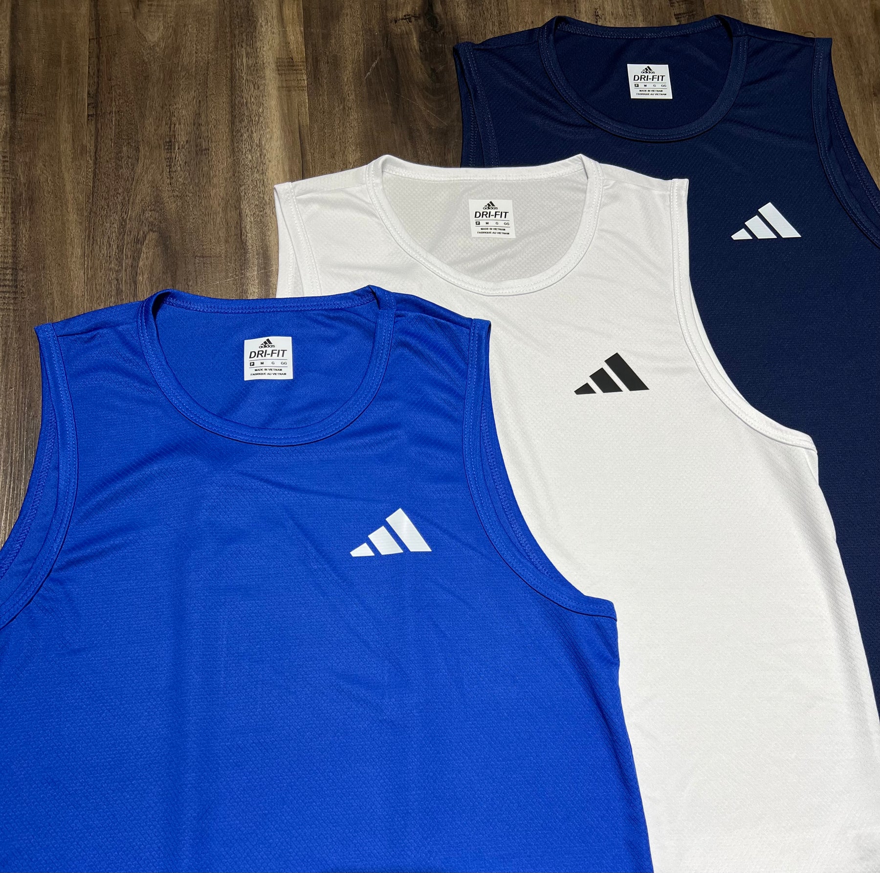Kit com 3 regatas adidas dri-fit