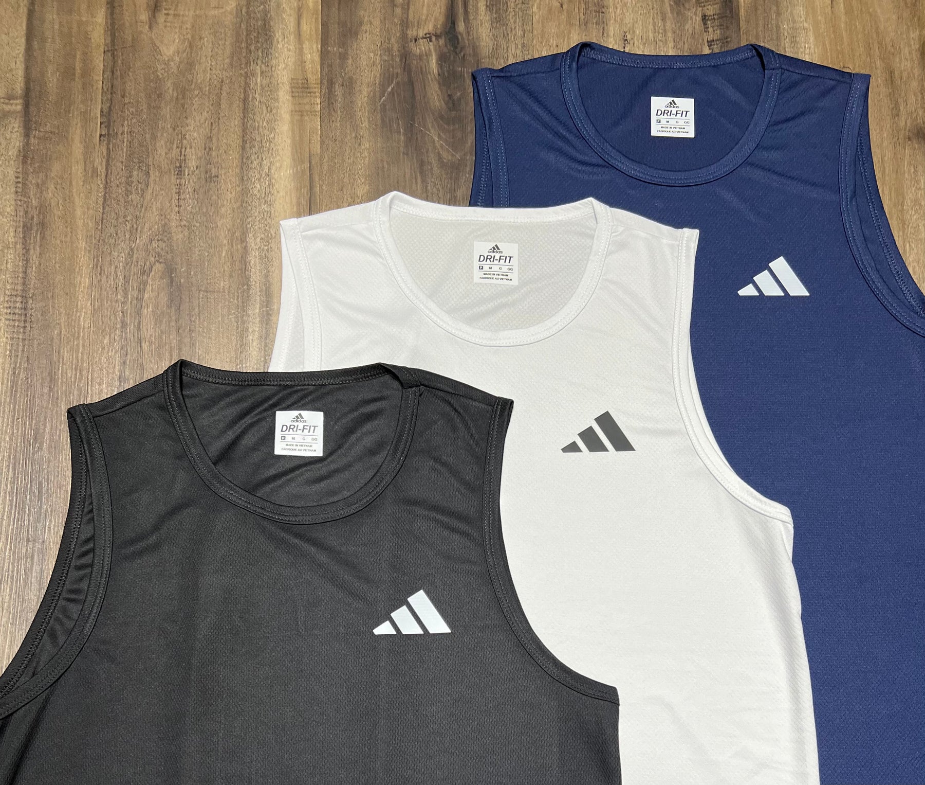 Kit com 3 regatas adidas dri-fit
