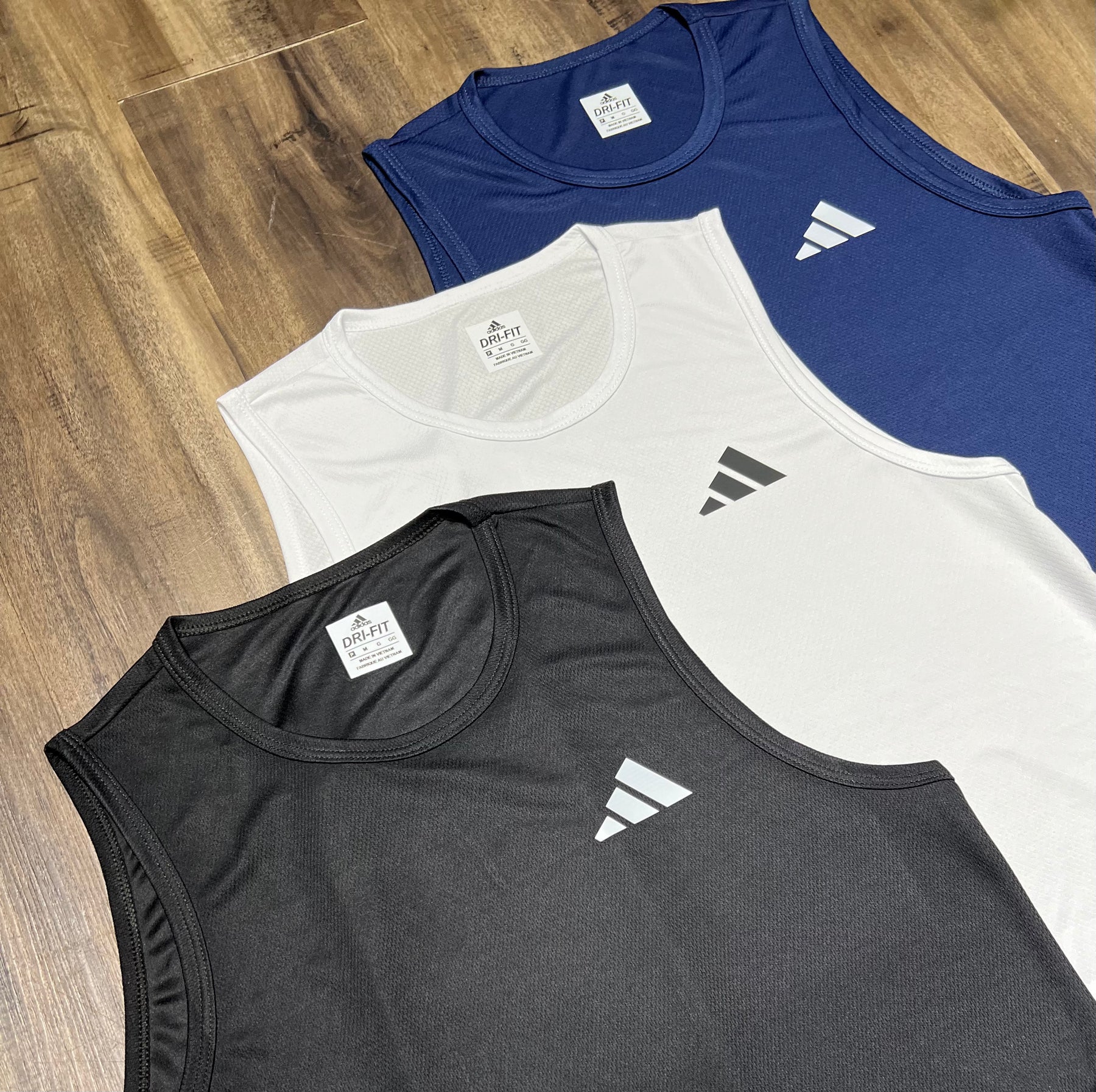 Kit com 3 regatas adidas dri-fit