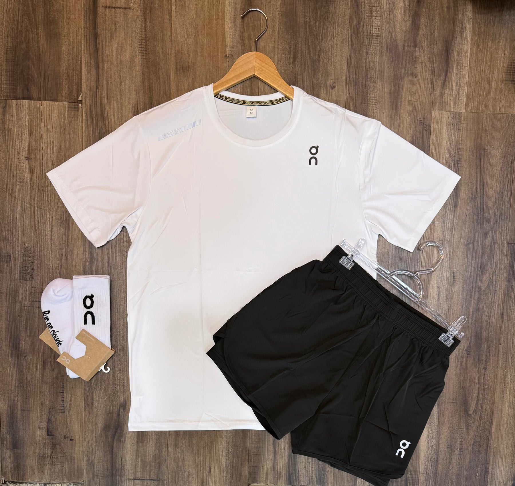 Conjunto ( ON ) camiseta, shorts e meia compressão