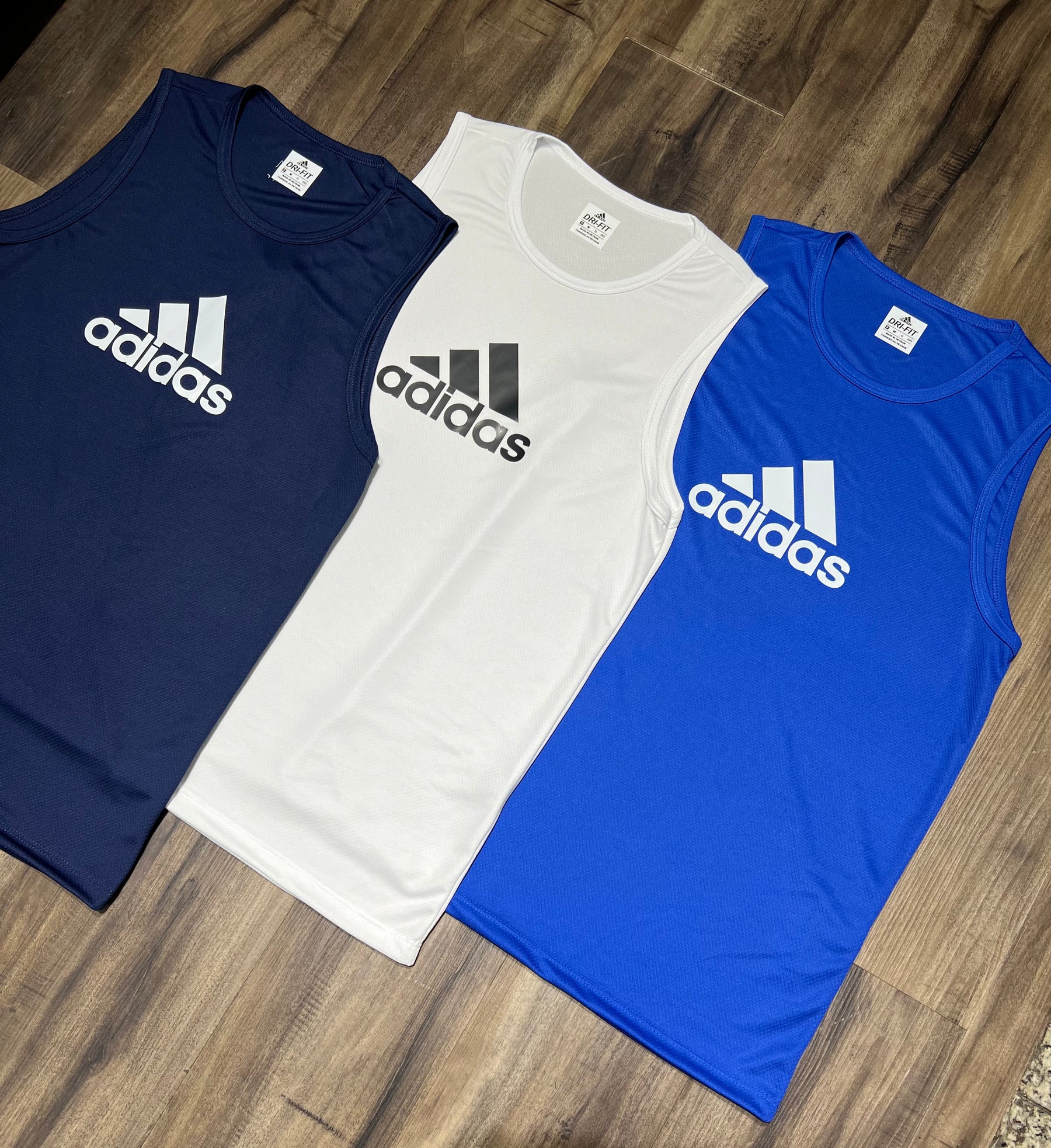Kit com 3 regatas adidas dri-fit