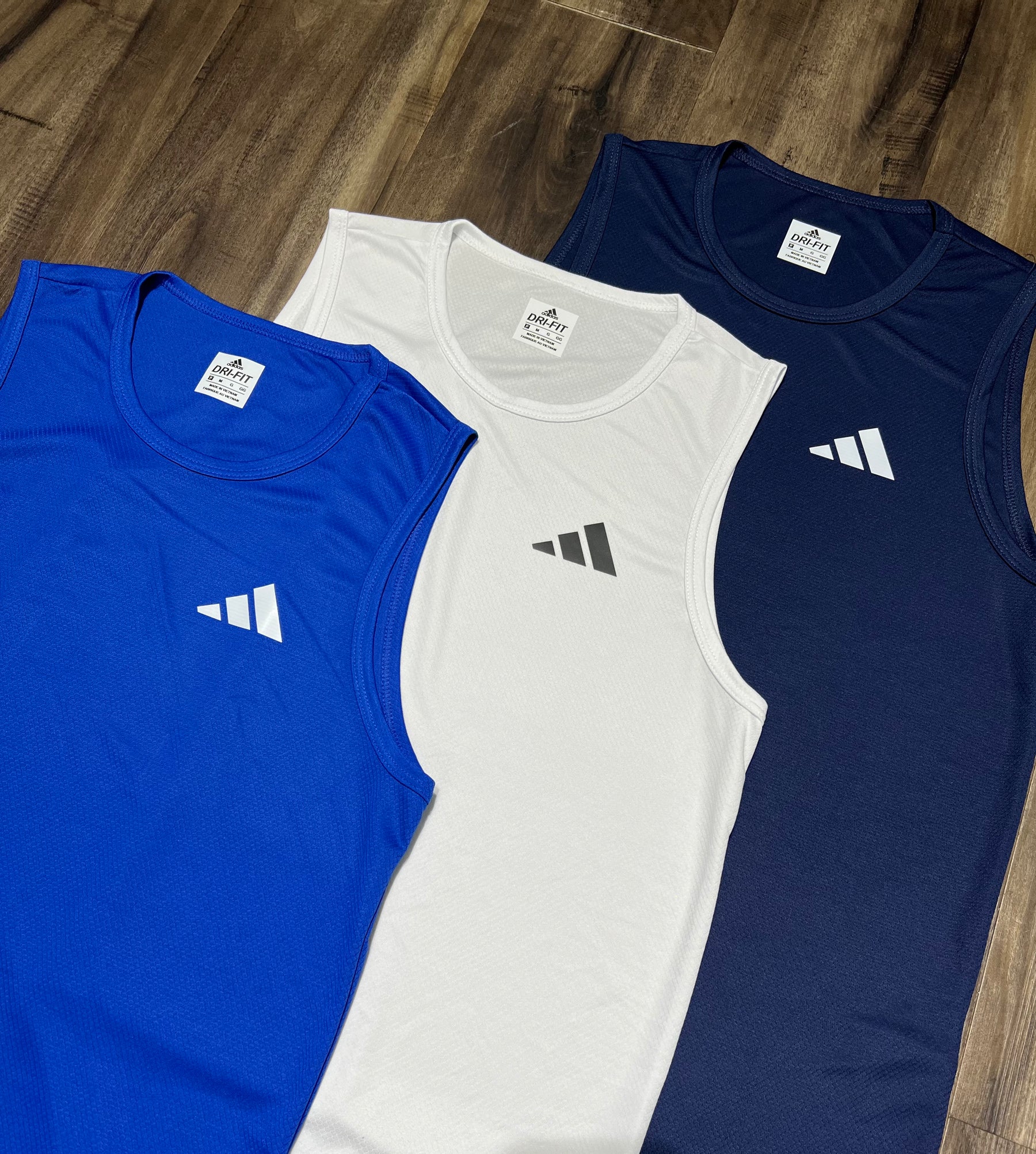Kit com 3 regatas adidas dri-fit