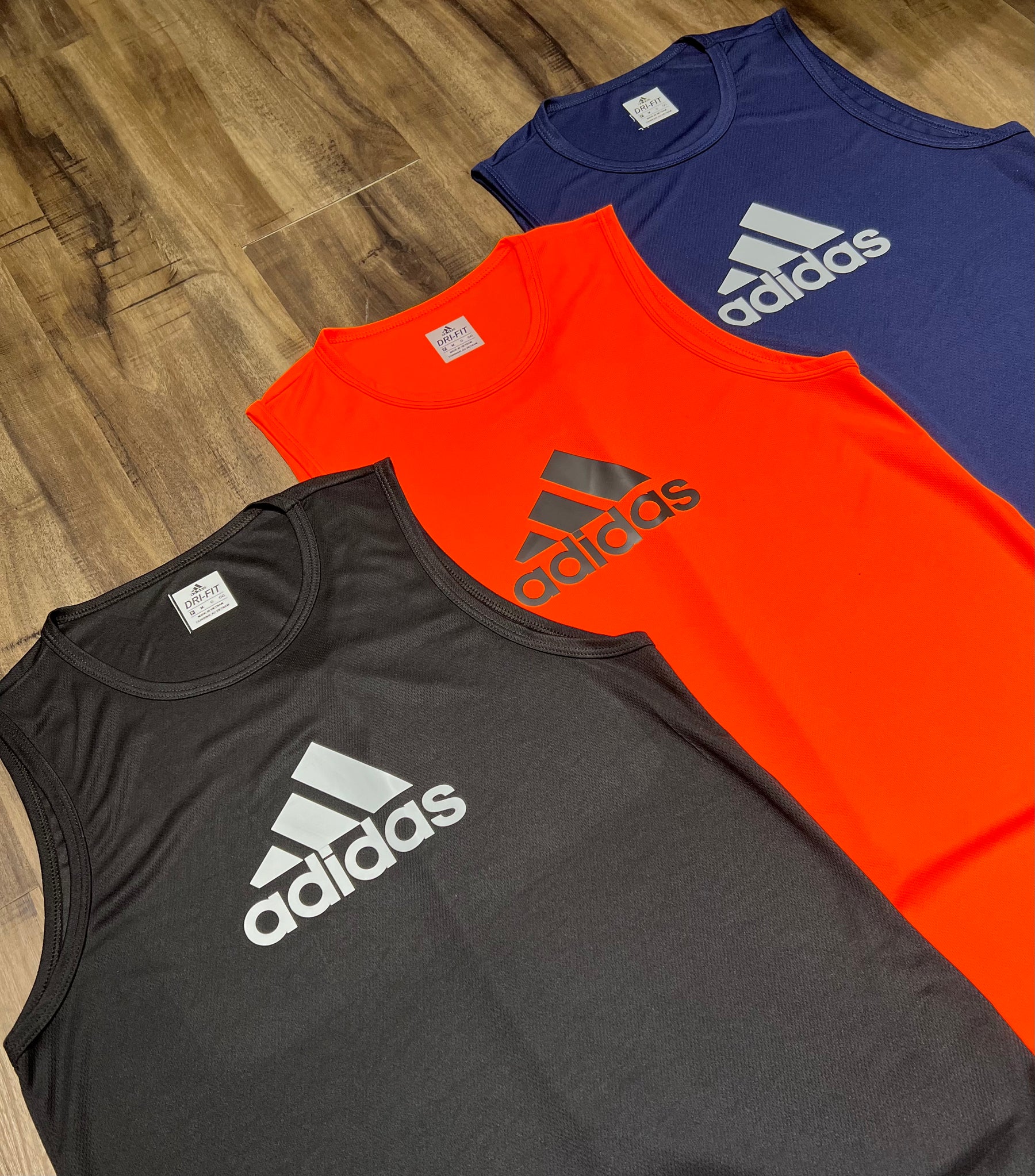 Kit com 3 regatas adidas dri-fit