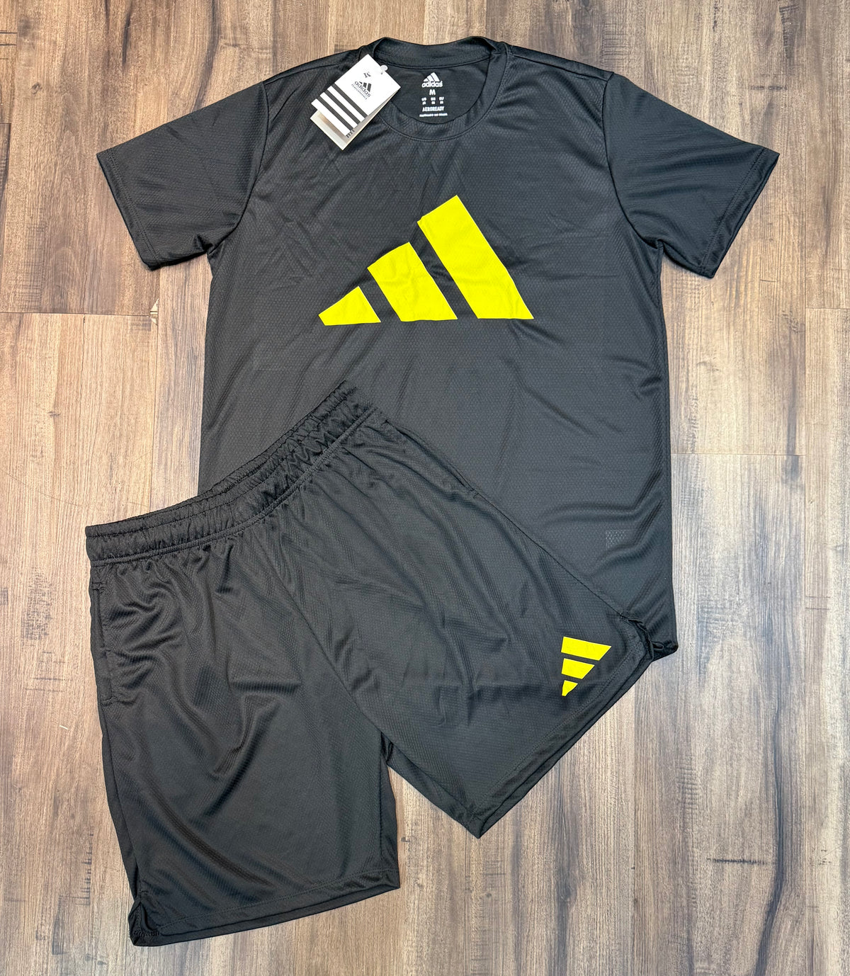 Conjunto adidas camiseta e shorts