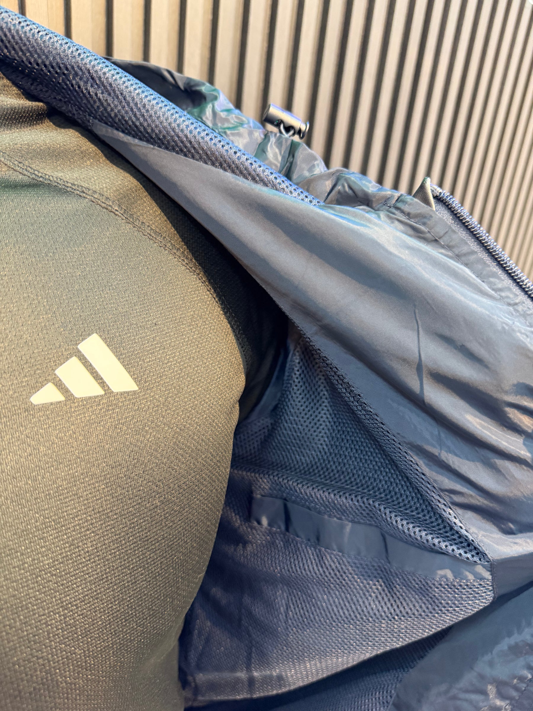 Jaqueta Adidas - Corta Vento impermeável forrado