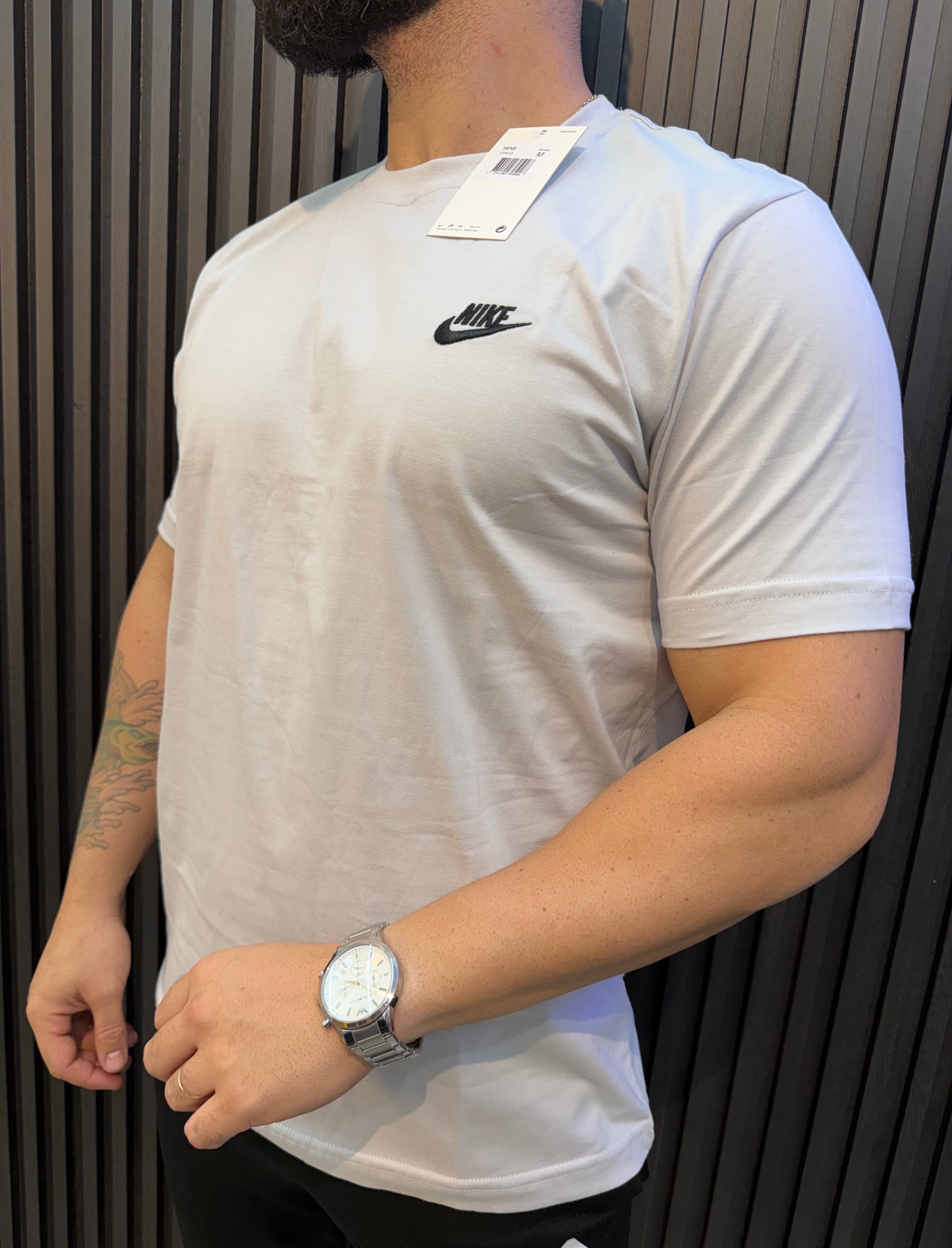 Camiseta Nike Sportswear Club - Malha 30.1