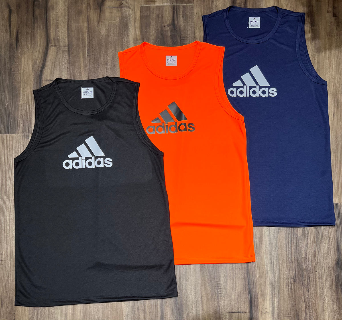 Kit com 3 regatas adidas dri-fit