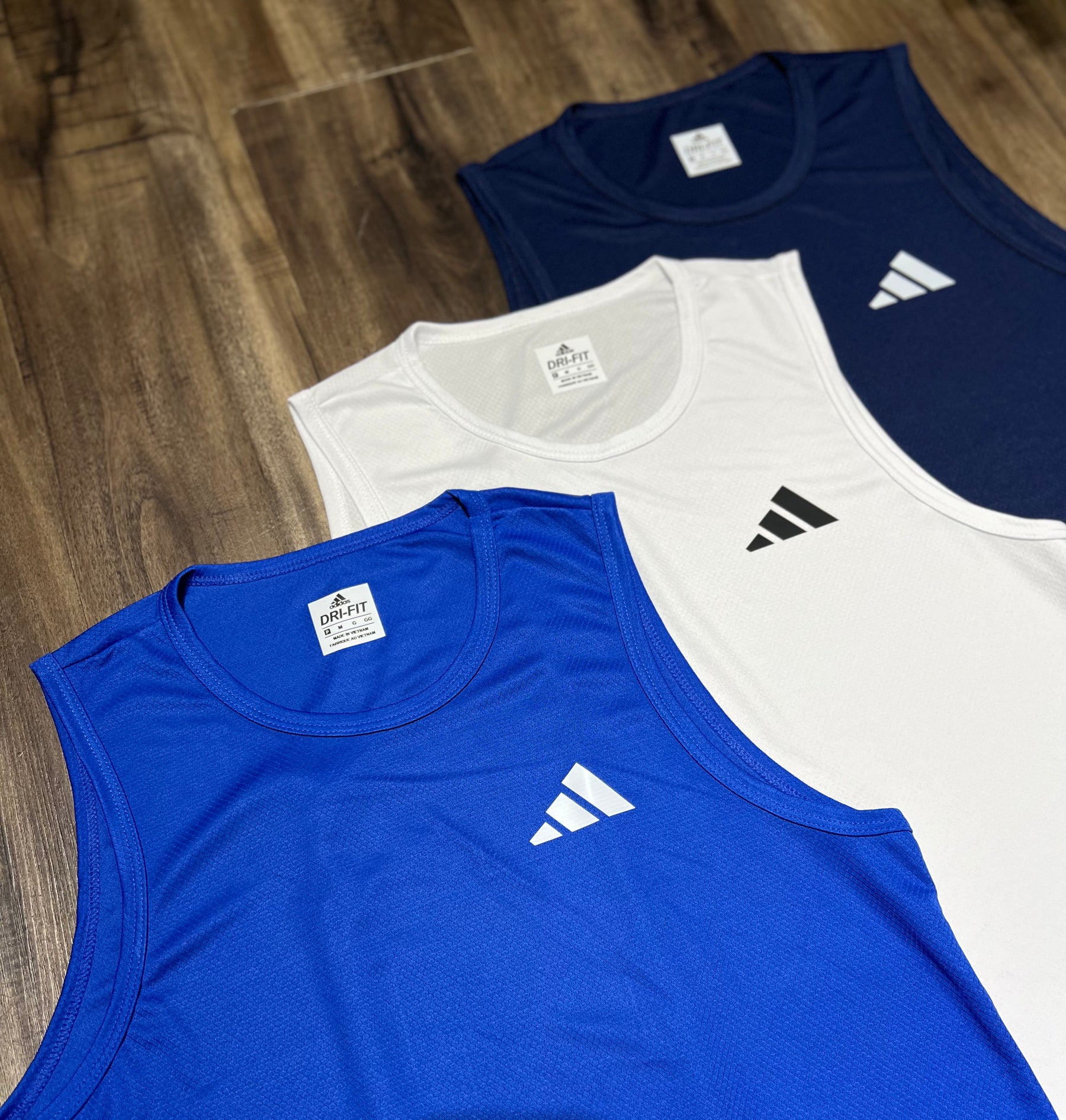 Kit com 3 regatas adidas dri-fit