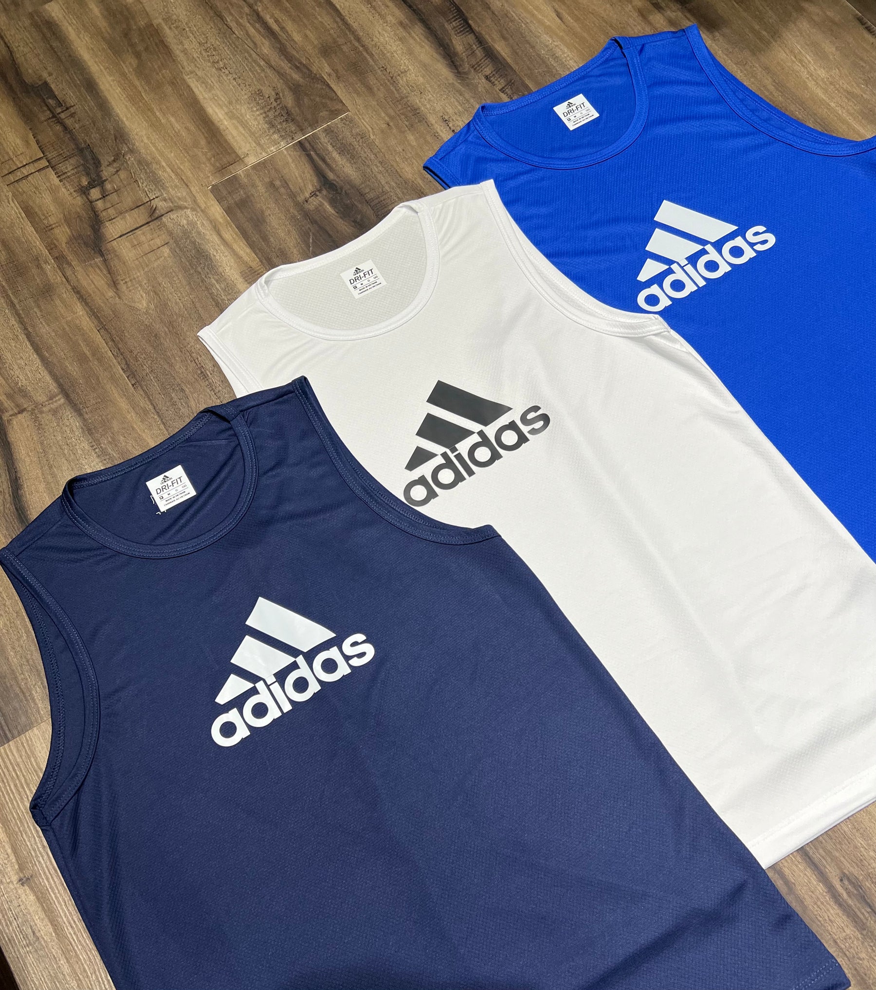 Kit com 3 regatas adidas dri-fit