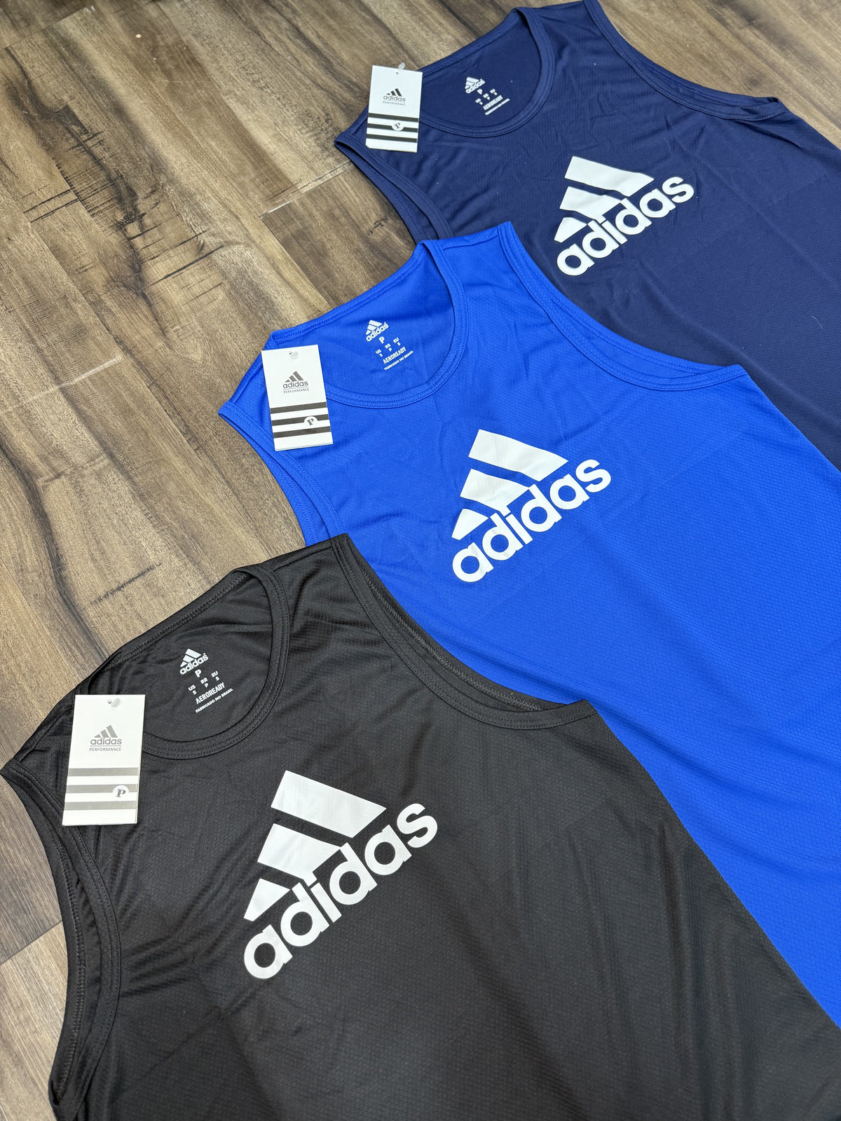 Kit com 3 regatas adidas dri-fit