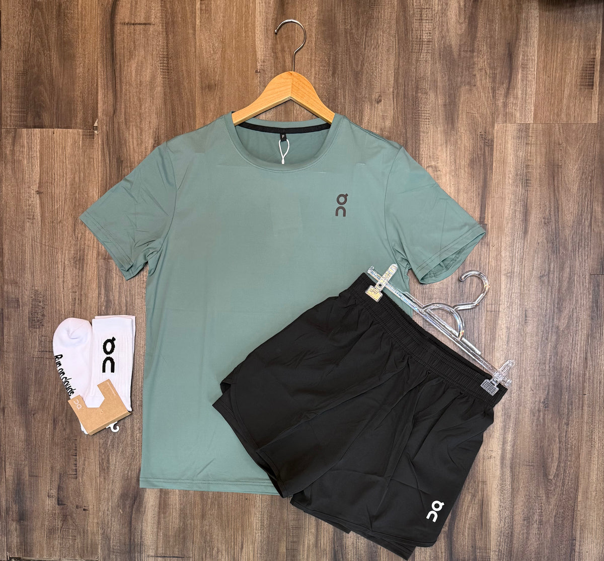 Conjunto ( ON ) camiseta, shorts e meia compressão
