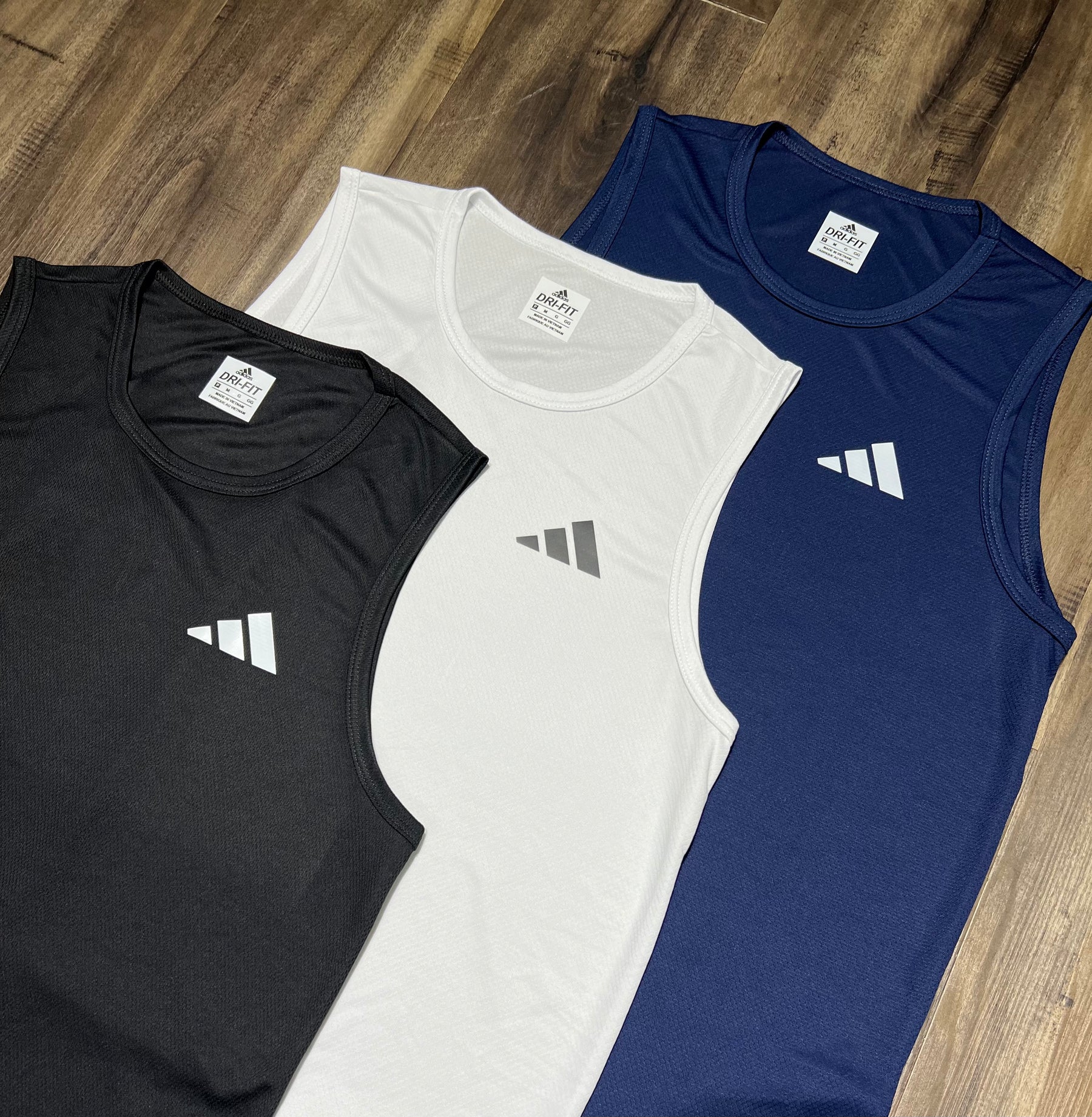 Kit com 3 regatas adidas dri-fit