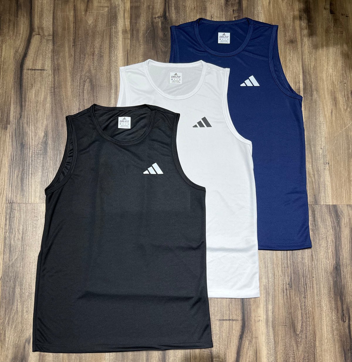 Kit com 3 regatas adidas dri-fit