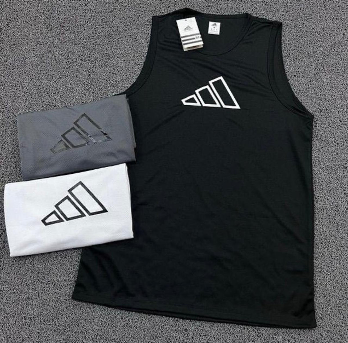 Kit com 3 regatas adidas dri-fit