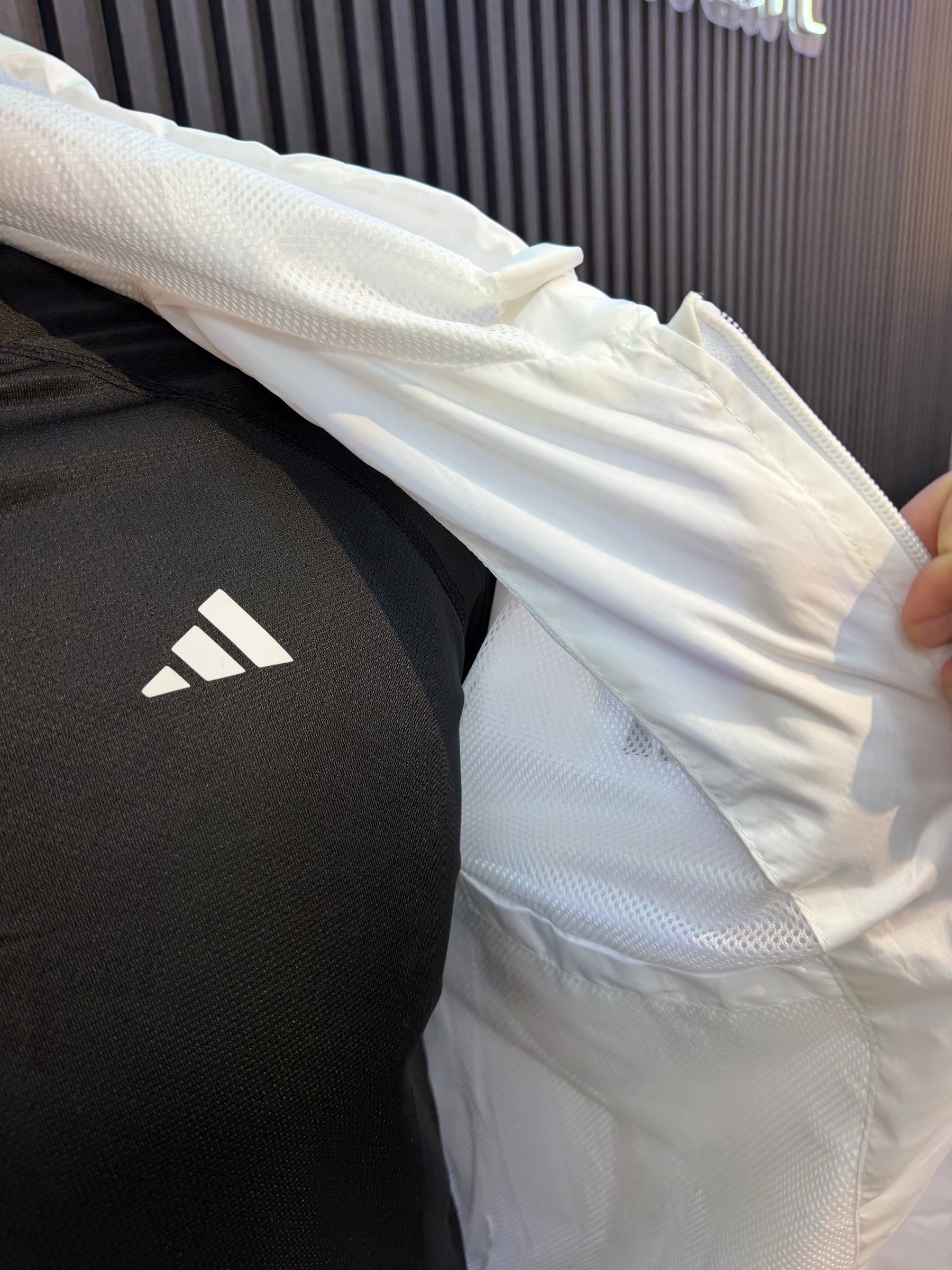 Jaqueta Adidas - Corta Vento impermeável forrado