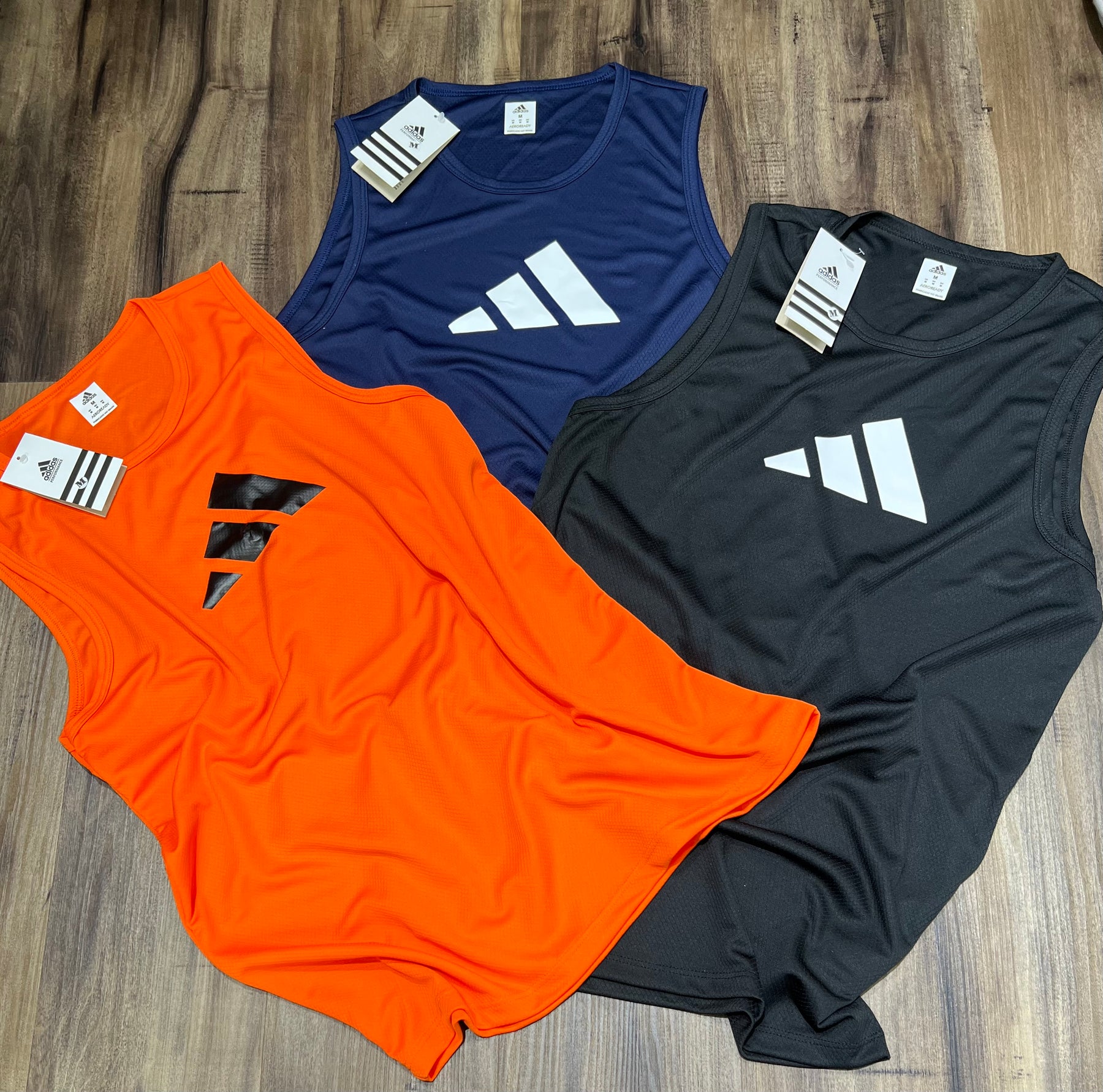 Kit com 3 regatas adidas dri-fit