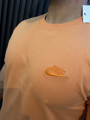 Camiseta Nike Sportswear Club - Malha 30.1