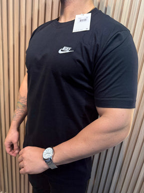 Camiseta Nike Sportswear Club - Malha 30.1