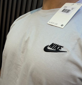 Camiseta Nike Sportswear Club - Malha 30.1